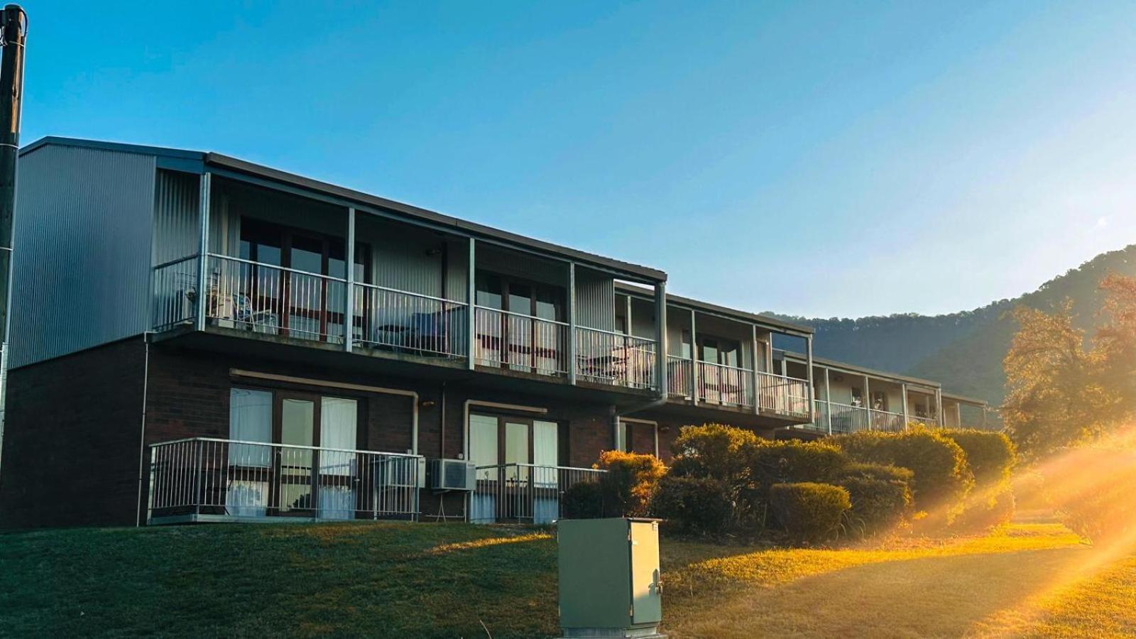 Mountain Creek Motel Bar & Restaurant Mount Beauty Εξωτερικό φωτογραφία