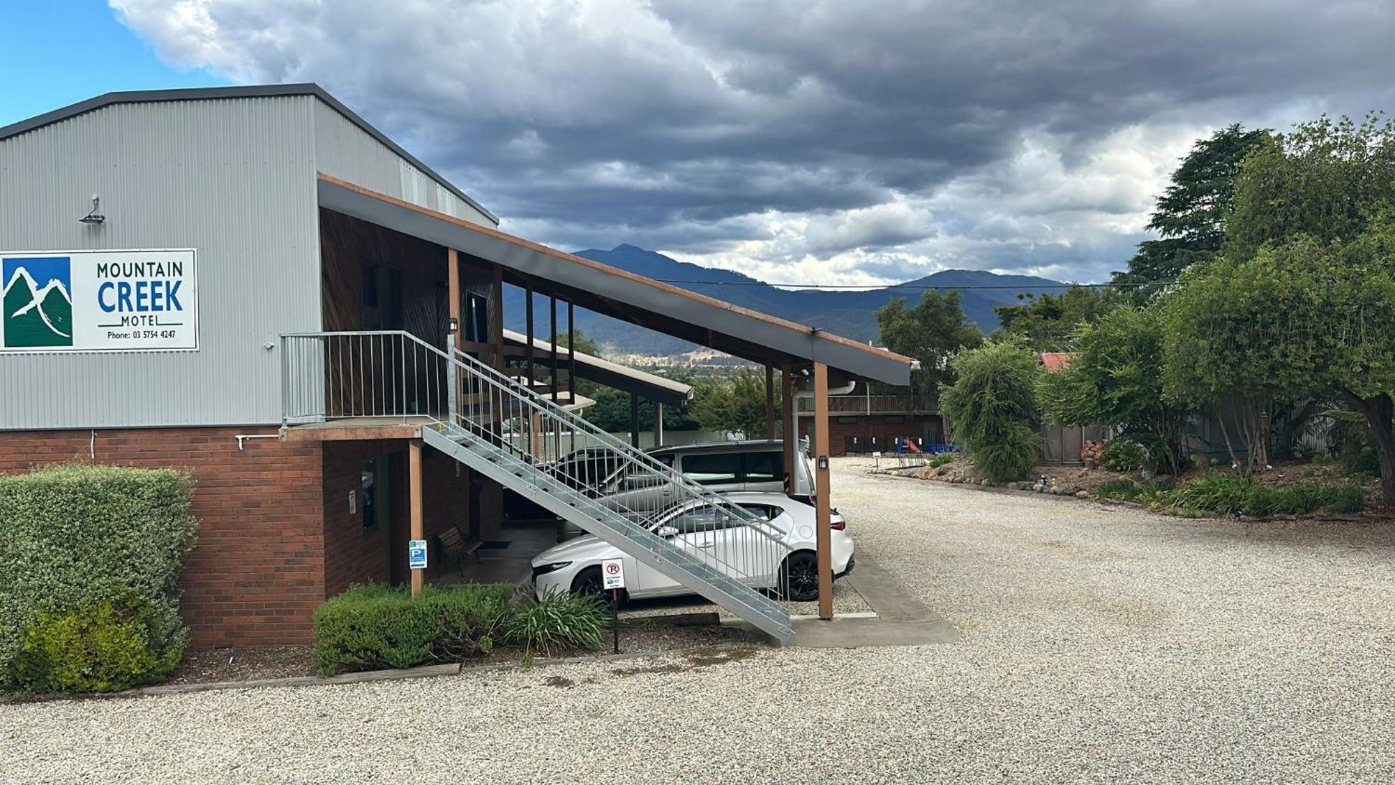Mountain Creek Motel Bar & Restaurant Mount Beauty Εξωτερικό φωτογραφία