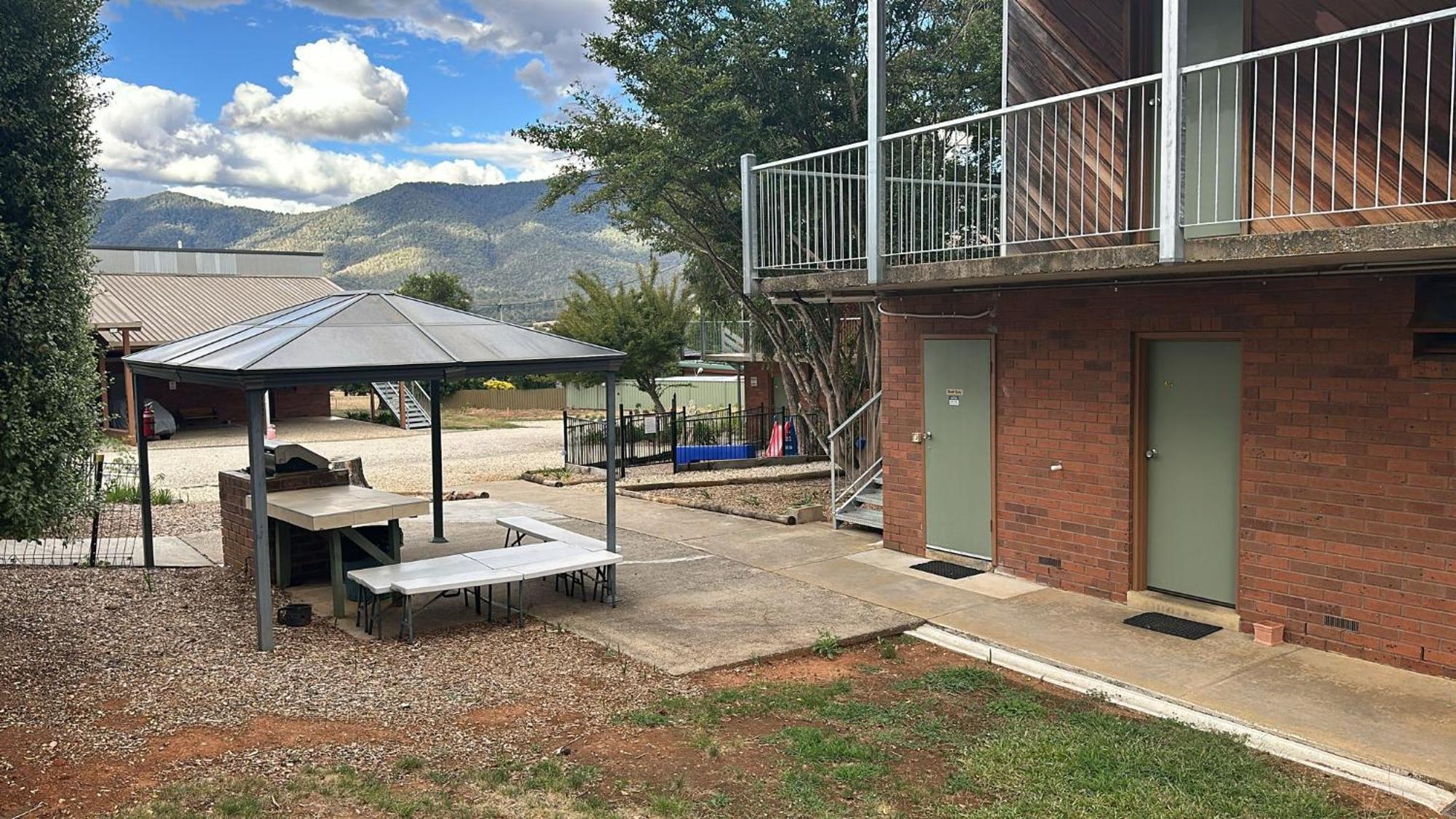 Mountain Creek Motel Bar & Restaurant Mount Beauty Εξωτερικό φωτογραφία